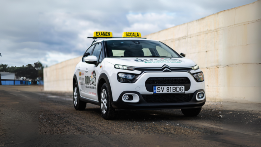 masina de scoala BDG Citroen c3 pe soseaua de centura a Sucevei