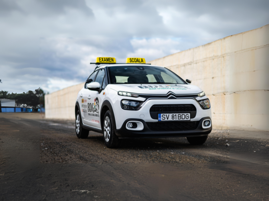 masina de scoala BDG Citroen c3 pe soseaua de centura a Sucevei
